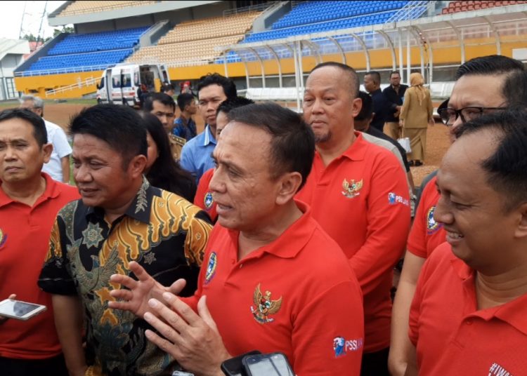 Ketua Umum PSSI Mochamad Iriawan didampingi Gubernur Sumsel Herman Deru menjawab pertanyaan wartawan usai inspeksi Stadion Gelora Sriwijaya dan pendukungnya sebagai penyelenggara Piala Dunia U20 2021, Selasa (11/02). (fornews.co/iwan setiawan)