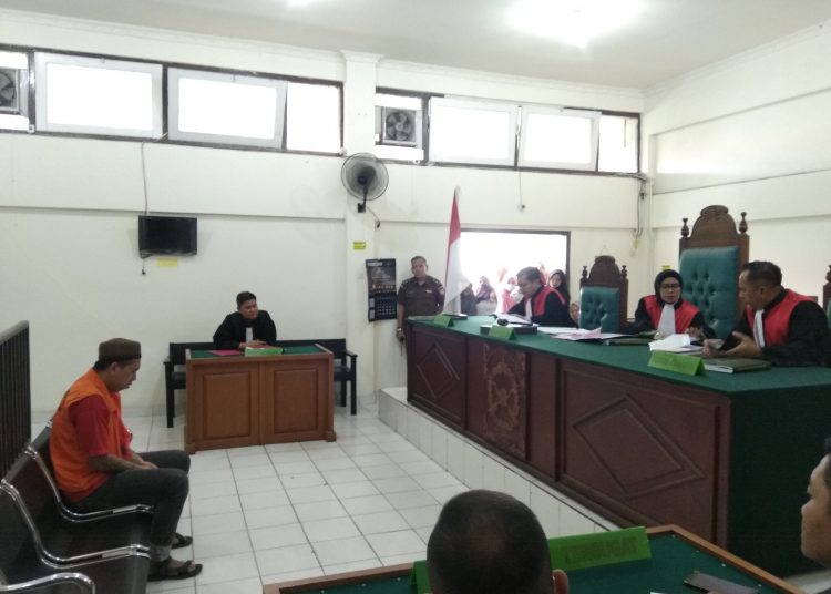 Terdakwa Michael Kosasih saat mendengarkan vonis hukuman mati di PN Klas A1 Palembang. Foto: Alwi Alim
