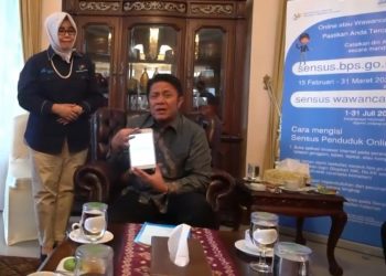 Gubernur Sumsel Herman Deru didampingi Kepala Badan Pusat Statistik (BPS) Sumsel Endang Tri Wahyuningsih usai mengisi Sensus Penduduk Online 2020 di Griya Agung, Sabtu (15/02). (humas provinsi sumsel)
