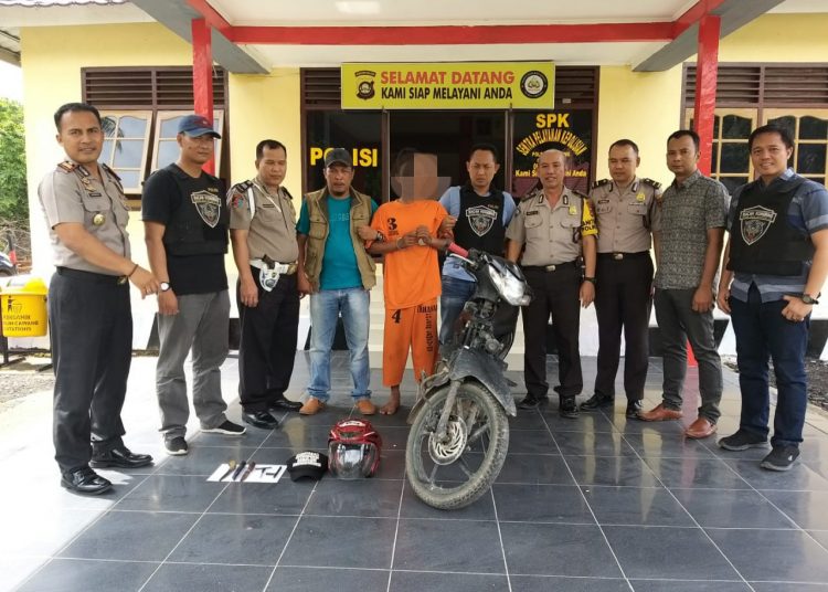 Pelaku saat diamankan di Mapolsek Lempuing, Selasa (18/02). (IST)