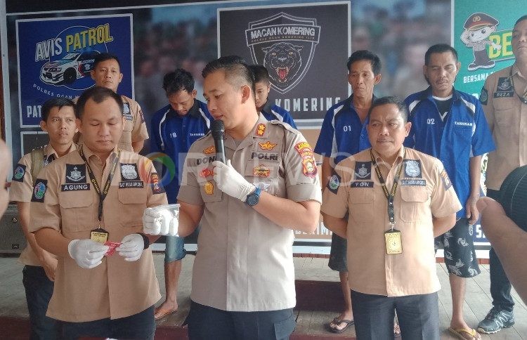 Kapolres OKI, AKBP Donni Eka Syaputra saat menunjukkan barang bukti yang dibawa oleh salah seorang tersangka pada konferensi pers di Mapolres OKI, Kamis (20/02). (Foto : fornews.co / rif)