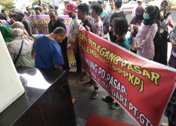 Aksi damai yang digelar Paguyuban dan Pedagang Pasar Kuto di Pemkot Palembang. Foto: Alwi Alim