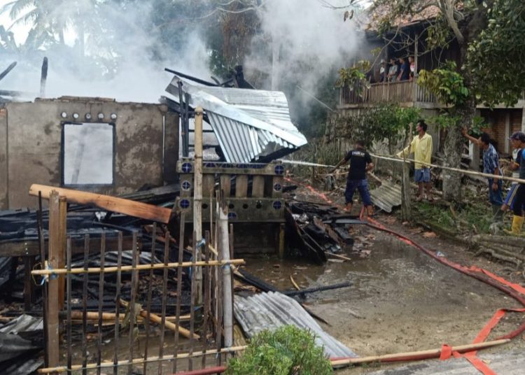 Kondisi rumah milik korban Idi setelah terbakar, Kamis (27/02) pagi. (IST)