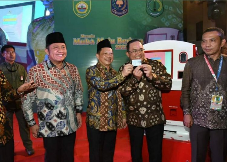 Bupati Muba Dodi Reza Alex bersama Mendagri RI Muhammad Tito Karnavian disaksikan Gubernur Sumsel Herman Deru menunjukkan e-KTP yang dicetak langsung di mesin ADM yang baru dilaunching di Opproom Pemkab Muba, Jumat (28/02). (humas provinsi sumsel)