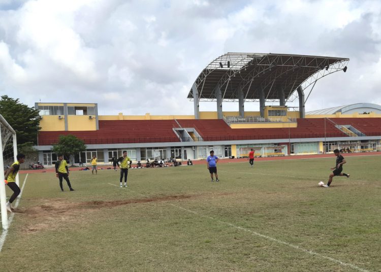 Pemain Sriwijaya FC saat menjalani materi latihan tendangan penalti di lapangan Jakabaring Athletic Stadium, Jumat (28/02). (fornews.co/iwan setiawan)