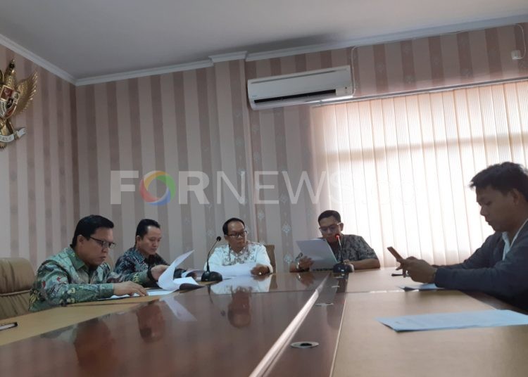 Ketua Bawaslu Sumsel Iin Irwanto menerangkan IKP yang dirilis Bawaslu mengenai pelaksanaan Pilkada Serentak tahun 2020 di kantor Bawaslu Sumsel, Jumat (28/02). (fornews.co/iwan setiawan)
