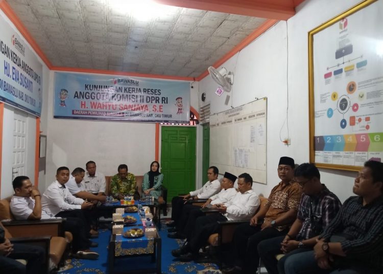 Anggota DPR Wahyu Sanjaya (berbaju batik-tengah), dan Anggota DPD asal Sumsel Eva Susanti, berdiskusi dengan jajaran pengawas pemilu OKU Timur, Sabtu (1/2). FOTO : IST
