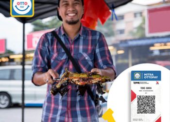 Penjual ikan bakar yang menggunakan produk pembayaran digital OttoPay menyiapkan dagangannya. (ist)