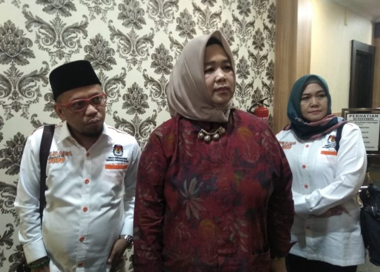 Ketua KPU Sumsel, Kelly Mariana didampingi komisioner KPU Sumsel saat ditemui di Pemprov Sumsel. Foto: Alwi Alim