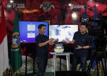 Anggota Komite Eksekutif PSSI Yunus Nusi saat melakukan drawing pembagian grup Piala Soeratin U15 dan U17 putaran nasional di kantor PSSI, Jakarta Pusat, Senin (03/02). (pssi)