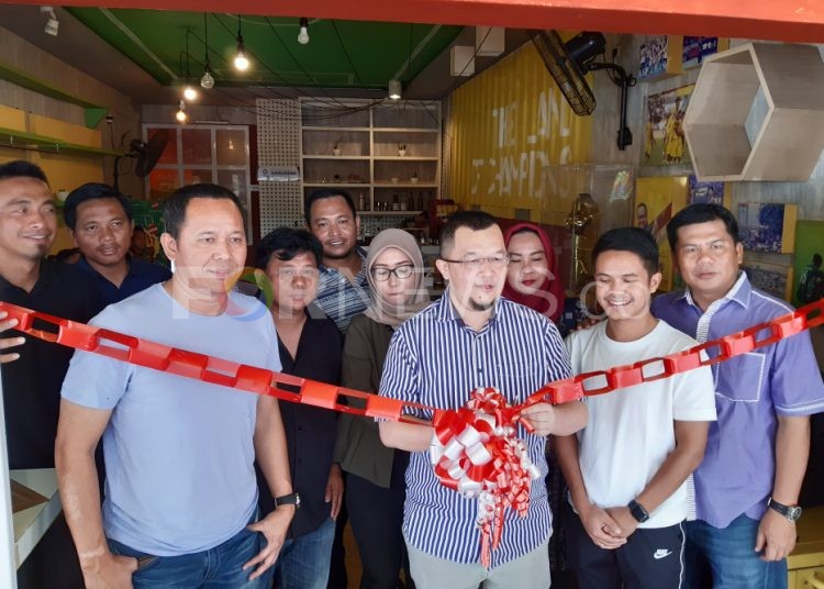 Wakil Direktur PT SOM Hendri Zainuddin menggunting pita sebagai tanda dibukanya kembali kafe Sriwijaya FC di komplek PS Mall, Sabtu (08/02). (fornews.co/iwan setiawan)