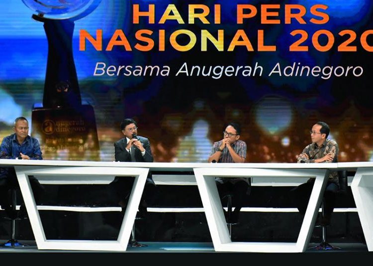 Menteri Kominfo Johnny G Plate (kedua dari kiri), bersama Ketua PWI sekaligus Penanggungjawab Hari Pers Nasional 2020, Atal S Depari (kiri), Anggota Komisi I DPR RI Nico Siahaan (kedua dari kanan) dan Anggota Dewan Pers Agus Sudibyo (kanan) pada Program Indonesia Bicara bertajuk Hari Pers Nasional 2020 bersama Anugerah Adinegoro, di Gedung TVRI, Jakarta, Senin (03/02) malam. (kominfo.go.id)