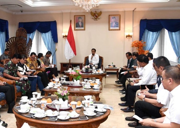 Presiden Joko Widodo memimpin rapat terbatas kabinet membahas persoalan antisipasi virus corona yang dilaksanakan di Bandara Halim Perdanakusuma, Jakarta, Minggu (02/02). (humas kemensetneg)