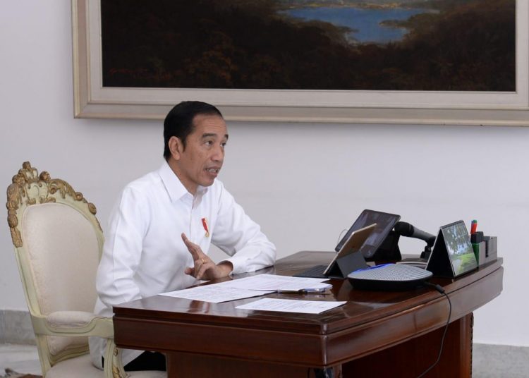 Presiden RI Joko Widodo saat melakukan rapat bersama jajaran terkait melalui telekonferensi dari Istana Kepresidenan Bogor, Jawa Barat, Kamis (02/04). (humas kemensetneg)
