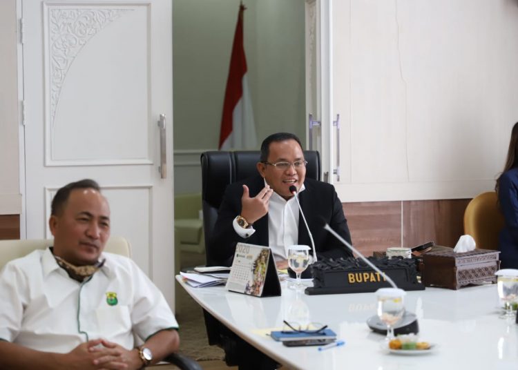 Bupati Muba Dodi Reza Alex bersama Sekda Muba Apriyadi, saat membahas tentang refocusing anggaran Pemkab Muba untuk penanganan COVID-19. (fornews.co/humas pemkab muba)