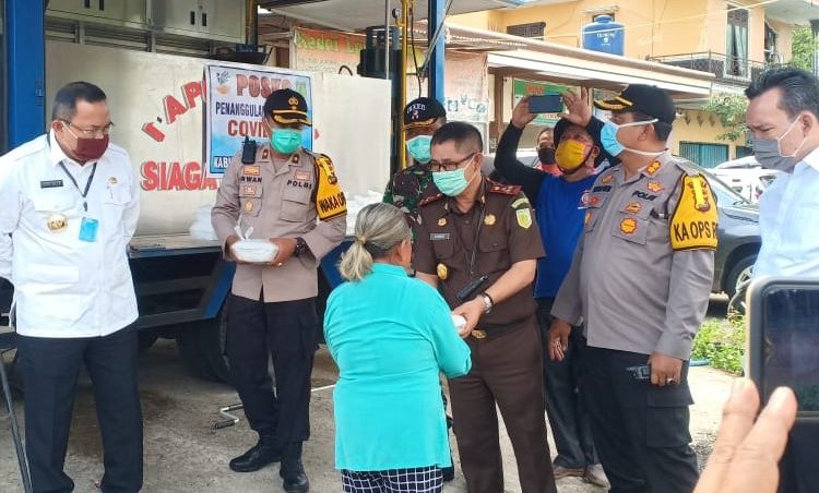 Bupati Muba, Dodi Reza Alex bersama Wakil Bupati Beni Hernedi, didampingi Kapolres Muba, AKBP Yudhi Surya Markus, saat membagikan makanan di dapur umum, Selasa (14/4). (fornews.co/humas pemkab muba)