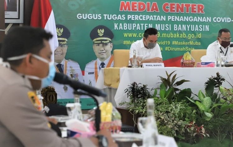 Bupati Muba Dodi Reza Alex bersama Wakil Bupati Beni Hernedi, saat memimpin pelaksanaan Rapat Besar Gugus Tugas Percepatan Penanganan COVID-19, Selasa (14/4). (fornews.co/humas pemkab muba)