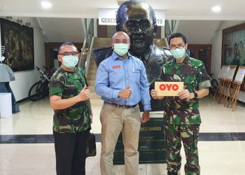 Head of Government Relations, OYO Hotels and Homes Indonesia Renaldy Martin (tengah) saat menemui perwakilan dari RSPAD Gatot Soebroto, Kolonel CKM dr Roedi Djatmiko (kiri) dan Dirbinum RSPAD Gatot Soebroto Kolonel CKM dr Abraham Arimuko (kanan) untuk menyampaikan dukungan berupa kamar hotel bagi tenaga medis yang menangani kasus Covid-19 di rumah sakit rujukan nasional tersebut, Kamis (02/04). (ist)