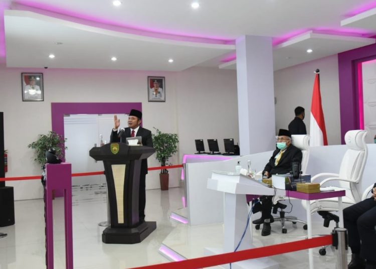 Gubernur Sumsel Herman Deru didampingi Wakil Gubernur Sumsel, Mawardi Yahya, Sekda Sumsel Nasrun Umar, saat  menyampaikan LKPJ Tahun Anggaran 2019 pada Rapat Paripurna XIII DPRD Sumsel, lewat video conference dari Command Centre Sumsel, Senin (20/4) (fornews.co/humas pemprov sumsel).