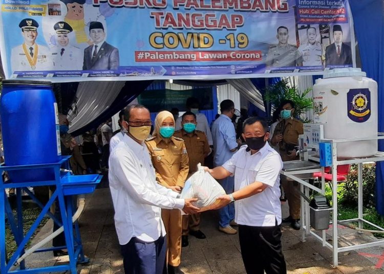 Wali Kota Palembang Harnojoyo (kiri) menerima bantuan dari donatur untuk kemudian disalurkan kepada masyarakat terdampak COVID-19 di Palembang, Senin (20/04). (fornews.co/rusli gumay)