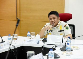 Gubernur Sumsel, Herman Deru saat menerima Kepala BMKG, Nugo Putratijo di ruang tamu gubernur, Selasa (28/4). (fornews.co/humas pemprov sumsel)