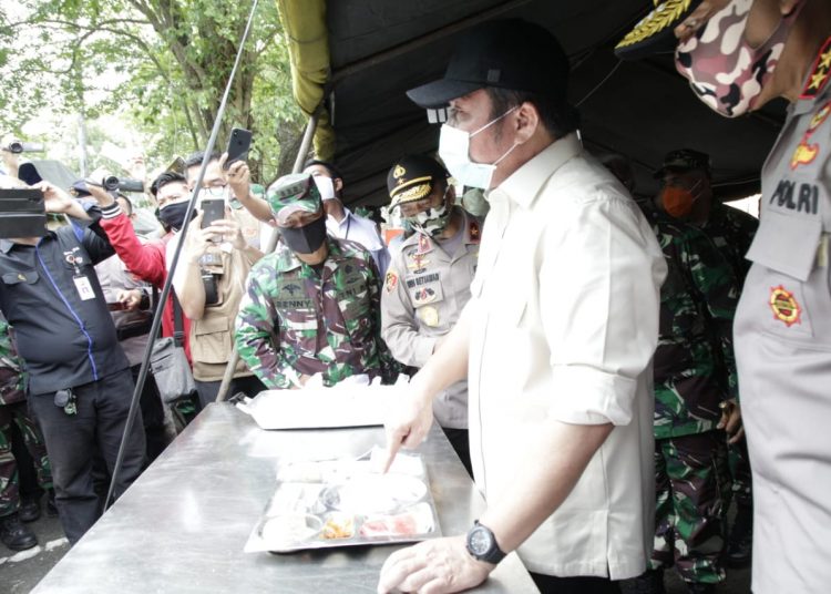 Gubernur Sumsel, Herman Deru memperhatikan paket nasi bantuan di Dapur Umum Gugus Tugas Covid-19 Sumsel di eks Kantor Kejaksaan Tinggi Sumsel, Rabu (15/4). (fornews.co/humas pemprov sumsel)