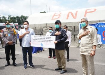 Gubernur Sumsel, Herman Deru didampingi Wakil Gubernur Mawardi Yahya, menerima bantuan besar penanganan COVID-19 dari Setiawan Ichlas di halaman Kantor Gubernur Sumsel, Rabu (8/4). (foto humas pemprov sumsel)