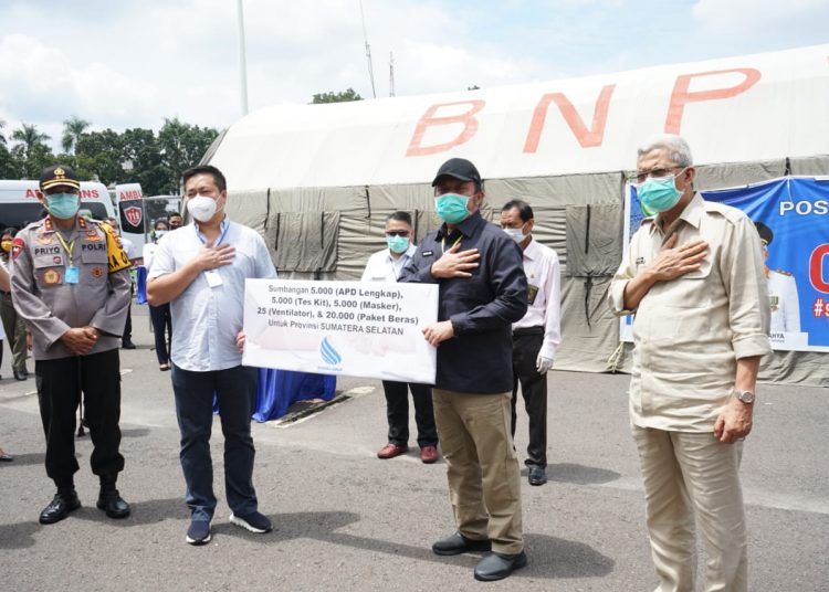 Gubernur Sumsel, Herman Deru didampingi Wakil Gubernur Mawardi Yahya, menerima bantuan besar penanganan COVID-19 dari Setiawan Ichlas di halaman Kantor Gubernur Sumsel, Rabu (8/4). (foto humas pemprov sumsel)