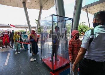 Pengunjung OPI Mall harus melalui bilik sterilisasi sebelum masuk ke mall. (matakamera/fornews.co/mushaful imam)