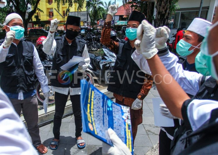Satgas 10 Masjid Agung Palembang mensosialisasikan antisipasi penyebaran virus Corona bagi jemaah. (matakamera/fornews.co/mushaful imam)
