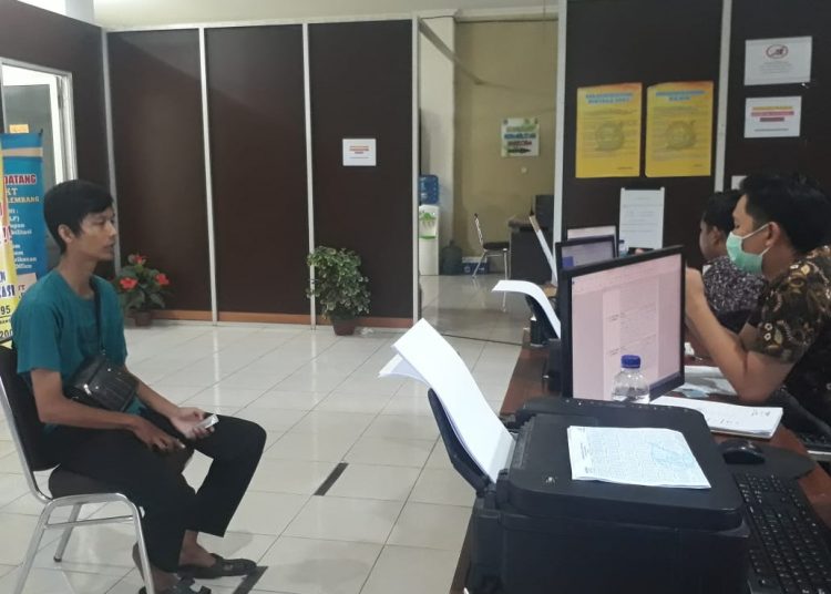 JP saat melaporkan perampasan handphone yang akan dijualnya oleh dua pelaku tak dikenal ke SPKT Polrestabes Palembang, Sabtu (04/04). (fornews.co/rusli gumay)
