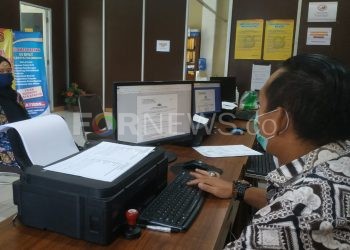 Melati saat melaporkan penipuan yang dialaminya saat akan membeli handphone melalui media sosial ke SPKT Polrestabes Palembang, Senin (06/04). (fornews.co/rusli gumay)