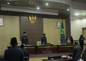 Wakil Bupati Muba Beni Hernedi dan unsur pimpinan DPRD Muba pada pembukaan rapat paripurna dengan agenda pemandangan umum fraksi-fraksi DPRD terhadap lima Raperda Inisiatif Pemerintah Kabupaten Muba, di ruang rapat paripurna DPRD Muba, Selasa (07/04). (humas pemkab muba)