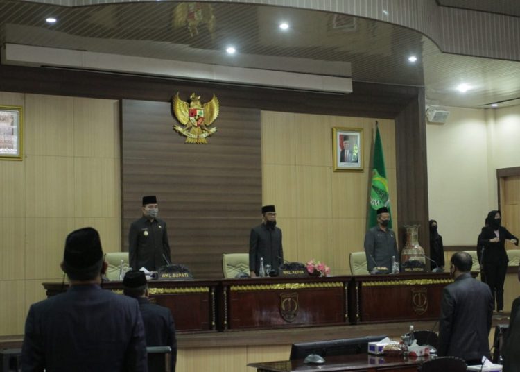Wakil Bupati Muba Beni Hernedi dan unsur pimpinan DPRD Muba pada pembukaan rapat paripurna dengan agenda pemandangan umum fraksi-fraksi DPRD terhadap lima Raperda Inisiatif Pemerintah Kabupaten Muba, di ruang rapat paripurna DPRD Muba, Selasa (07/04). (humas pemkab muba)