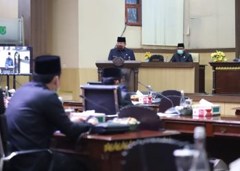 Bupati Muba Dodi Reza Alex saat menyampaikan Tanggapan Pemandangan Umum Fraksi-fraksi DPRD Kabupaten Muba terhadap Lima Raperda Inisiatif Tahun 2020 Masa Persidangan II Rapat ke VIII di Ruang Rapat Paripurna DPRD, Rabu (08/04). (humas pemkab muba)