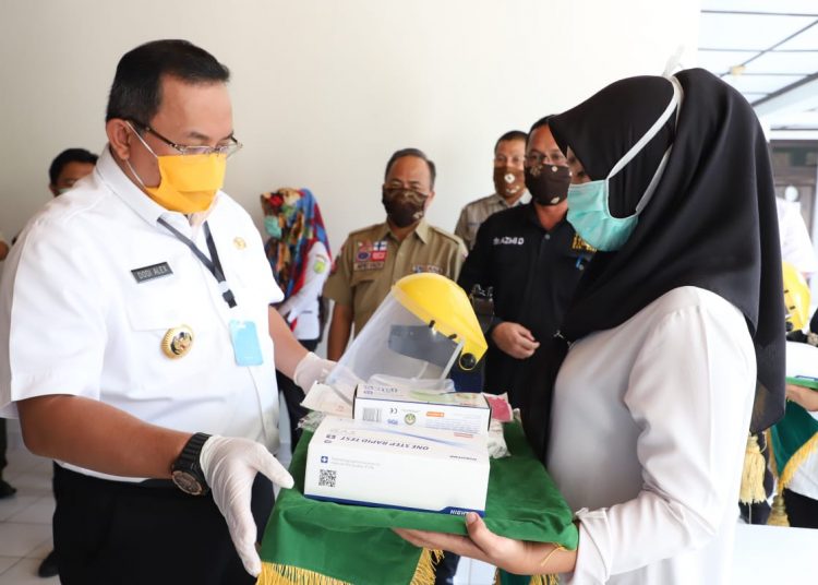 Bupati Muba Dodi Reza Alex menyerahkan rapid test kit dan APD secara simbolis kepada perwakilan Puskesmas di Muba, Kamis (09/04). (fornews.co/humas pemkab muba)