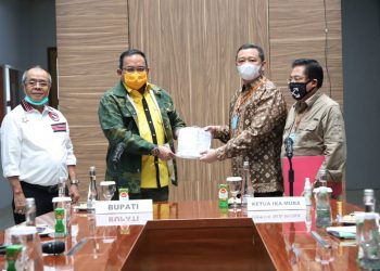 Bupati Muba Dodi Reza Alex menyerahkanSK Kepengurusan IKA Muba periode 2020-2024 kepada Ketua Umum IKA Muba Fatra Radezayansyah di kantor perwakilan Muba Palembang, Sabtu (11/04). (fornews.co/humas pemkab muba)