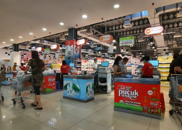 Di tengah pandemi COVID-19, Diamond Supermarket tetap beroperasi untuk melayani masyarakat berbelanja berbagai bahan kebutuhan pokok. (fornews.co/rusli gumay)