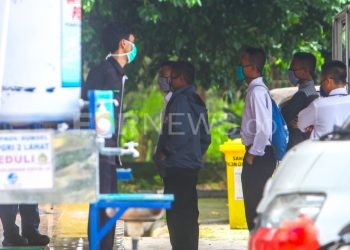 Santri dari Pondok Modern Darussalam Gontor antre untuk rapid test COVID-19. (matakamera/fornews.co/mushaful imam)