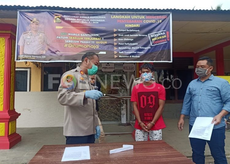 Kapolsek Mariana AKP Agus Irwanto menunjukkan barang bukti pisau dan tersangka pembunuhan seorang narapidana yang baru saja bebas karena program asimilasi COVID-19 pada press release di Mapolsek Mariana, Sabtu (18/04). (fornews.co/rusli gumay)