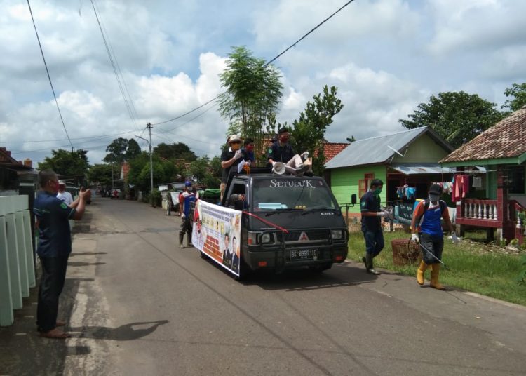 Pengurus dan anggota Karang Taruna Muba bersama Karang Taruna Kecamatan Sekayu dan Pemerintah Kecamatan Sekayu melakukan penyemprotan disinfektan dan pembagian masker gratis di beberapa titik wilayah di Kecamatan Sekayu, Minggu (19/04). (fornews.co/humas pemkab muba)