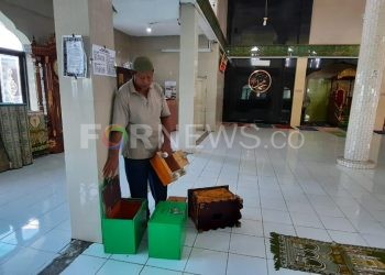 Pengurus Masjid Islah Kelurahan 14 Ulu, Kecamatan SU II, Kota Palembang menunjukkan kotak amal yang dibobol pencuri pada Minggu (19/04) dinihari. (fornews.co/rusli gumay)