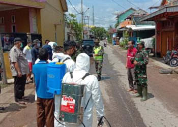 Petugas dari Dinas TPHP Muba melakukan penyemprotan disinfektan di Perumahan Griya Randik, Lingkungan II dan III Kelurahan Kayu Ara, Kecamatan Sekayu, Minggu (19/04). (fornews.co/humas pemkab muba)
