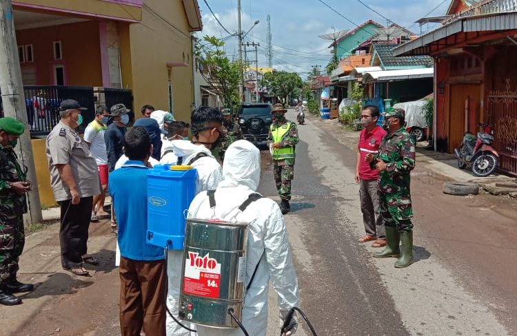 Petugas dari Dinas TPHP Muba melakukan penyemprotan disinfektan di Perumahan Griya Randik, Lingkungan II dan III Kelurahan Kayu Ara, Kecamatan Sekayu, Minggu (19/04). (fornews.co/humas pemkab muba)
