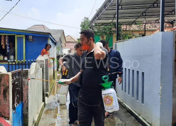 Pemuda dari Karang Taruna Kelurahan Silaberanti melakukan penyemprotan disinfektan ke pemukiman warga, Minggu (19/04). (fornews.co/rusli gumay)