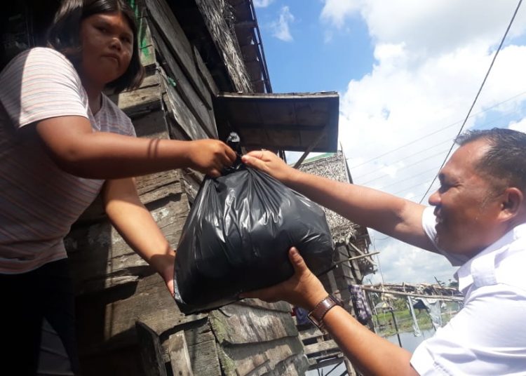 Anggota DPRD OKI dari partai Demokrat saat menyerahkan bantuan sembako di Lebak Pancur, Kayuagung, Senin (20/04). (IST)
