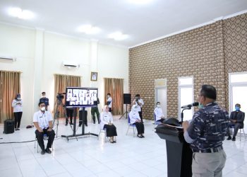 Bupati Muba Dodi Reza Alex saat melantik PNS di lingkungan Pemkab Muba melalui video conference, Senin (20/04). (fornews.co/humas pemkab muba)