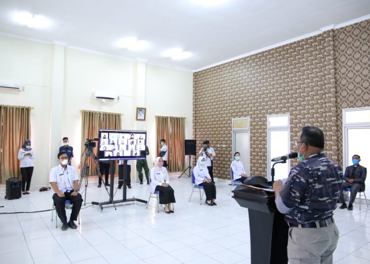 Bupati Muba Dodi Reza Alex saat melantik PNS di lingkungan Pemkab Muba melalui video conference, Senin (20/04). (fornews.co/humas pemkab muba)