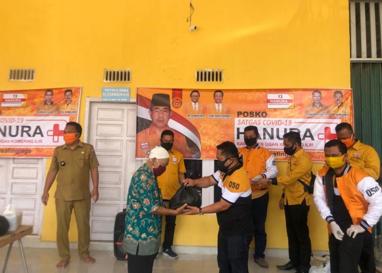 Penyerahan bantuan sembako oleh Satgas COVID-19 Partai Hanura Kabupaten OKI, Senin (20/04). (IST)