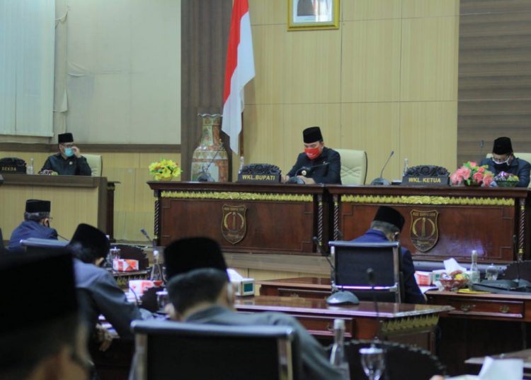 Wakil Bupati Muba Beni Hernedi menghadiri Rapat Paripurna Masa Persidangan II Rapat ke-9, Senin (20/04). (fornews.co/humas pemkab muba)